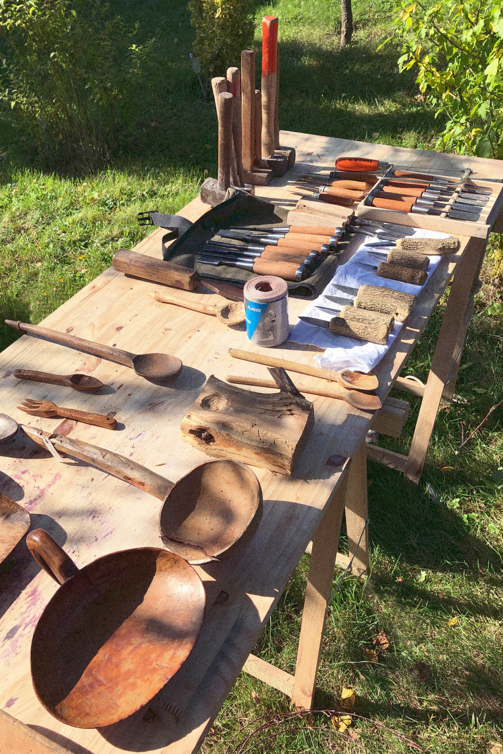 –> 5. </br>
Atelier 1: Cuillères en Boulot</br> 
cuillères de la collection du Musée de Vassogne et outils pour sculpter le bois)