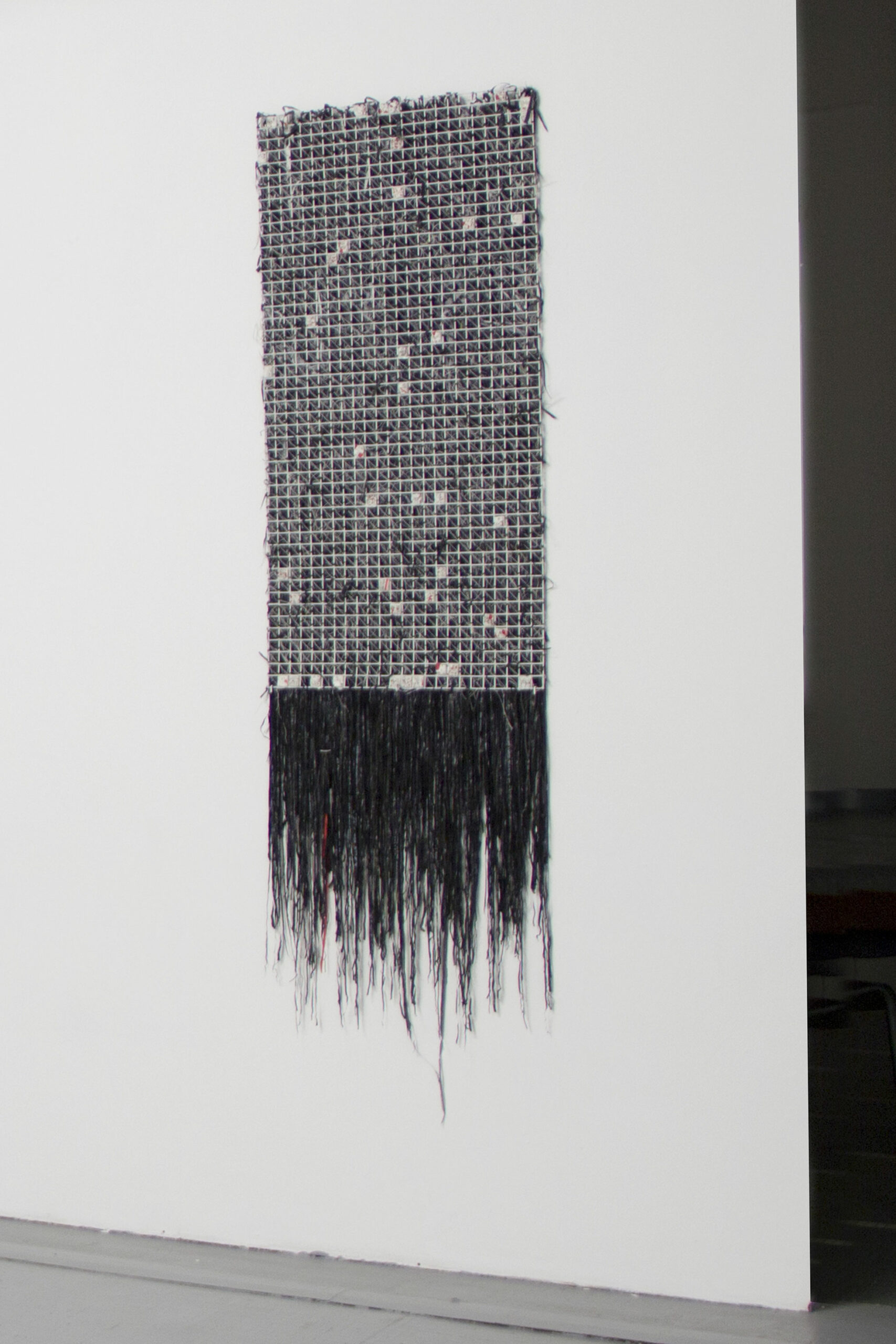 Lucie Douriaud, «Plein sud» – Sacs poubelles découpés, fils de coton tressés, assemblage sur treillis de jardinage en métal et PVC, 65 × 250 × 5 cm